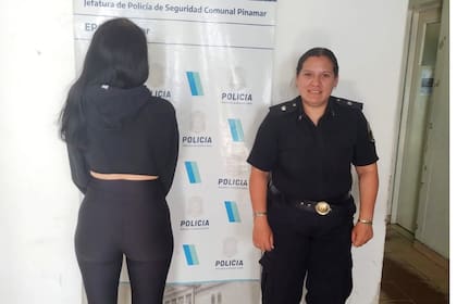 La detención de la joven de 19 años que protagonizó el incidente.