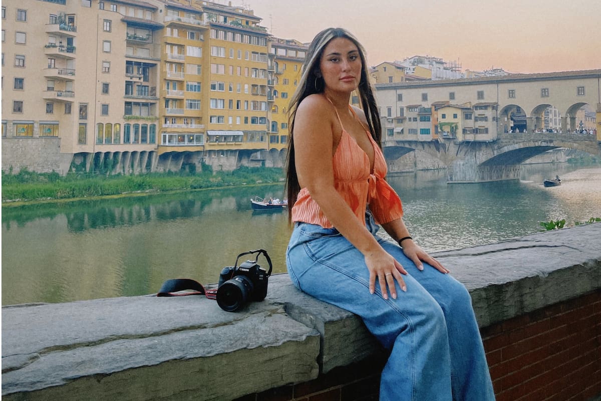 La joven, de 23 años, viaja con el propósito de cumplir sus sueños como fotógrafa