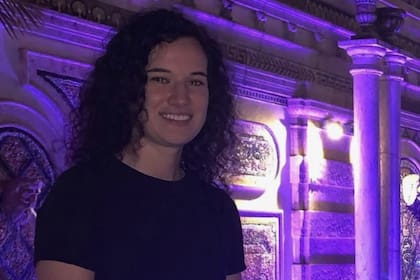 La joven de 24 años tiene un trabajo de oficina y aparte su propio negocio