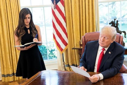 La joven de 27 años es la "asistente ejecutiva" de Trump y también tiene el título de "asistente especial del presidente"