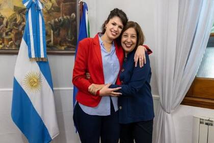 Florencia Martin Lavayen, de 28 años, junto a la gobernadora Arabela Carreras