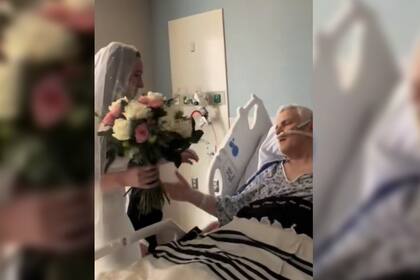 La joven de 31 años realizó la boda en la sala de internación del hospital (Captura video)