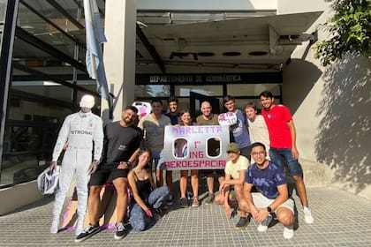 La joven de La Plata se convirtió en la primera mujer en egresar de la carrera de Ingeniería aeroespacial