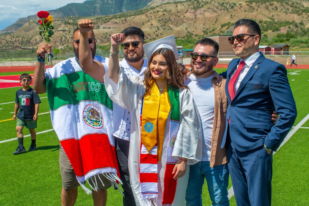 La joven de origen mexicano se impuso ante las limitaciones de la justicia y lució su estola binacional