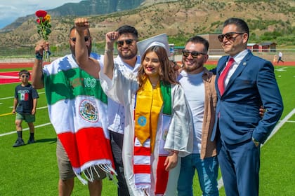 La joven de origen mexicano se impuso ante las limitaciones de la justicia y lució su estola binacional