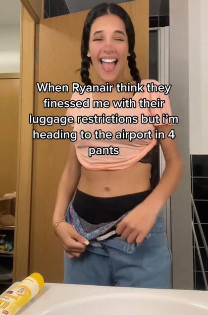 La joven decidió ponerle cuatro pantalones juntos para evitar que le cobraran el equipaje en el avión (Foto: Captura de video)