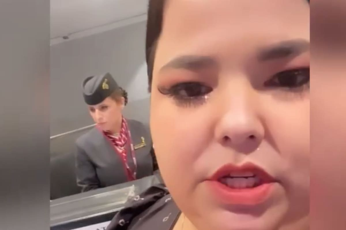 La joven denunció que no pudo abordar un vuelo por la contextura de su cuerpo (Captura video)