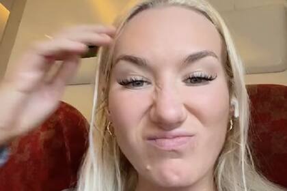 La joven dijo que lo único que pudo hacer cuando le cancelaron su vuelo fue llorar