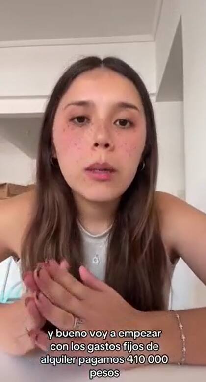 La joven dio a conocer que gastó cerca de $1.400.000 en el mes de agosto (Captura: TikTok @azulsalto)