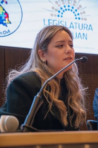La joven durante una exposición en la legislatura de San Juan, la provincia donde vive.