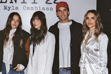 La joven emprendedora posa con sus hermanos mayores, Mia y Poroto, y su mamá, María Vázquez