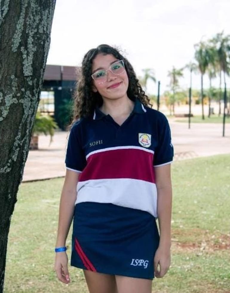 La joven en su época de estudiante secundaria.