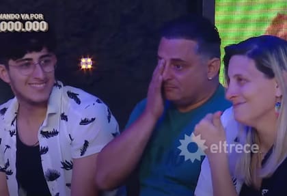 La joven estuvo acompañada por su novio, su padre y su madre (Foto: Captura de TV / eltrece)