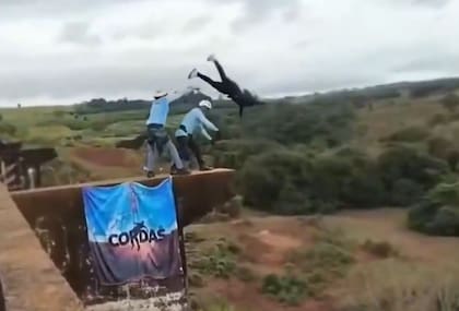 La joven fue lanzada sin cuerdas desde un puente en San Pablo