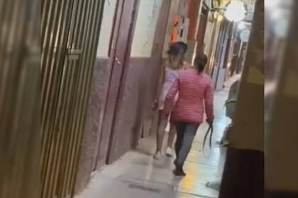La joven fue sacada de la fiesta de forma violenta (Captura video)