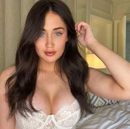 La joven gana miles de dólares en OnlyFans