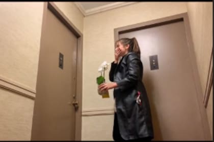 La joven grabó todo con su celular en el piso