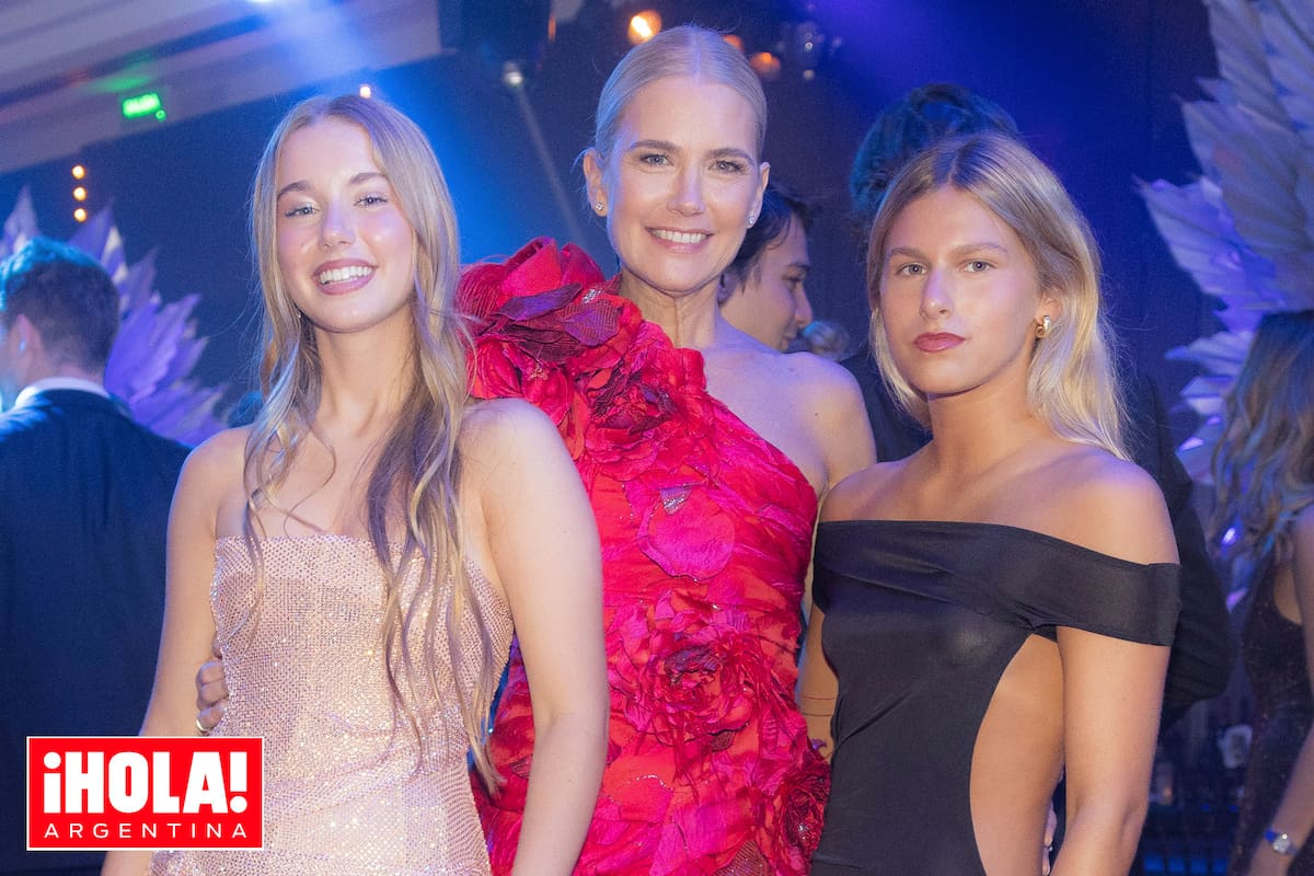 La "joven guardia" se sumó a la fiesta. Valeria, rodeada por su hija Taína y Mia Roca, hija de sus amigos Pappo Roca y Vicky Fariña