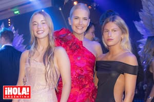 La "joven guardia" se sumó a la fiesta. Valeria, rodeada por su hija Taína y Mia Roca, hija de sus amigos Pappo Roca y Vicky Fariña