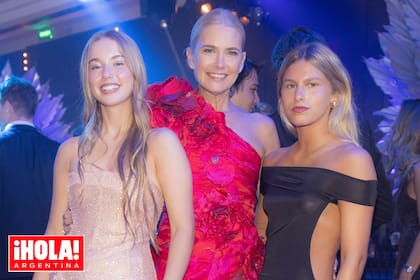 La "joven guardia" se sumó a la fiesta. Valeria, rodeada por su hija Taína y Mia Roca, hija de sus amigos Pappo Roca y Vicky Fariña