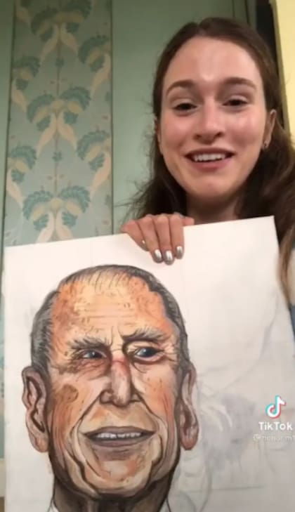 La joven Honor Morrison con el retrato que pintó del príncipe Felipe