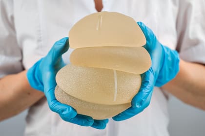 La joven intentó ser operada en otra clínica con las prótesis que su pareja había robado