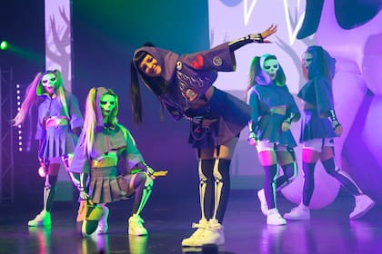 La joven jujeña –de 25 años– es la primera mujer argentina que logra llevar la explosión de la música urbana hasta la mítica avenida Corrientes; en el show hubo invitados de importantes grupos, como Barderos y OsxMob.