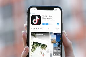 La joven le pidió a su hermano que la grabe para subir el video a TikTok.