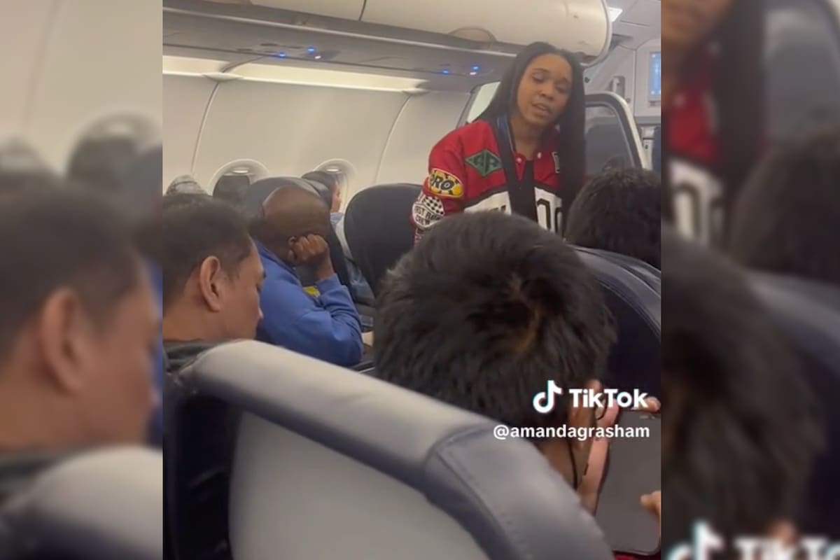 La joven les gritó a todos los pasajeros y hasta a las azafatas