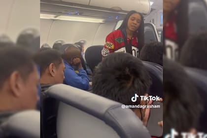 La joven les gritó a todos los pasajeros y hasta a las azafatas