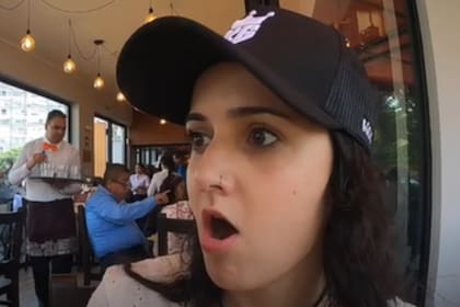 La joven llamó la atención por su reacción al probar el pollo a la brasa (Captura video)