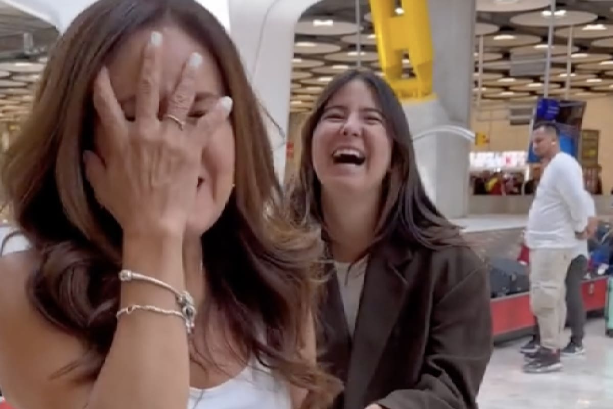 La joven mexicana sorprendió a su mamá en el aeropuerto y viajaron juntas