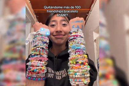 La joven mostró cómo quedaron sus brazos tras recolectar pulseras en el recital de Taylor Swift (Captura video)
