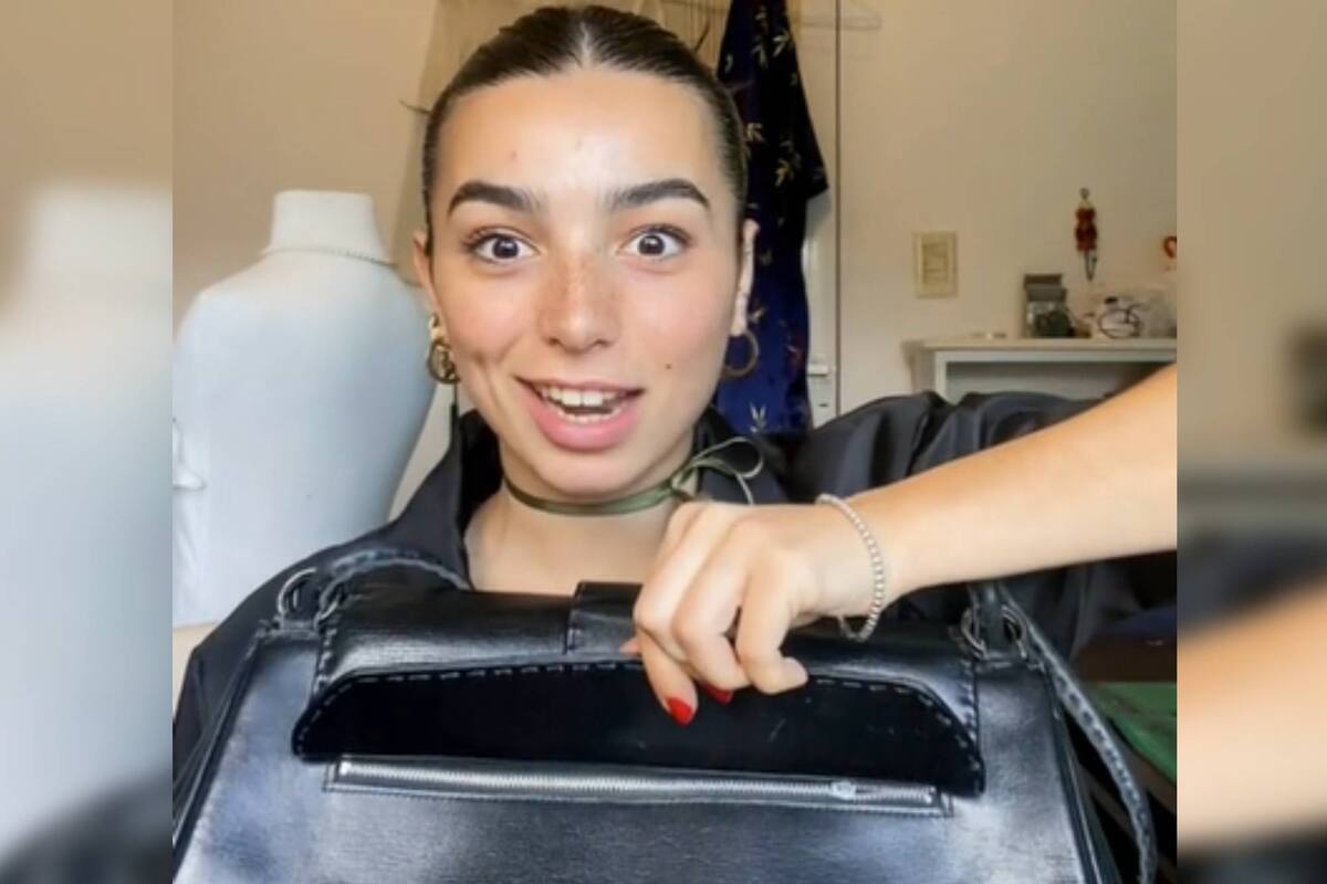 La joven mostró el gran hallazgo que hizo en una cartera vintage (Captura video)