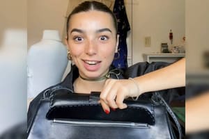 La joven mostró el gran hallazgo que hizo en una cartera vintage (Captura video)