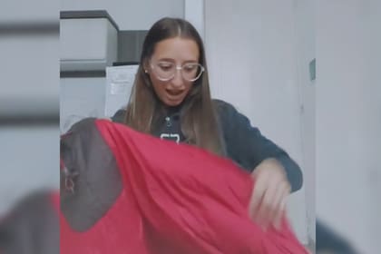 La joven mostró qué encontró en el interior de la campera que compró (Captura video)