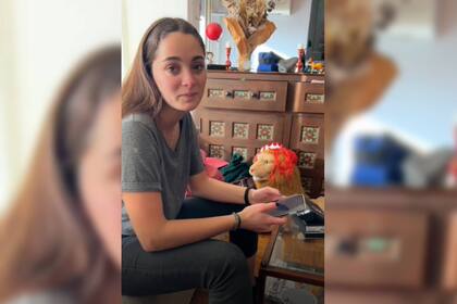 La joven no paraba de llorar al recibir el regalo (Captura video)