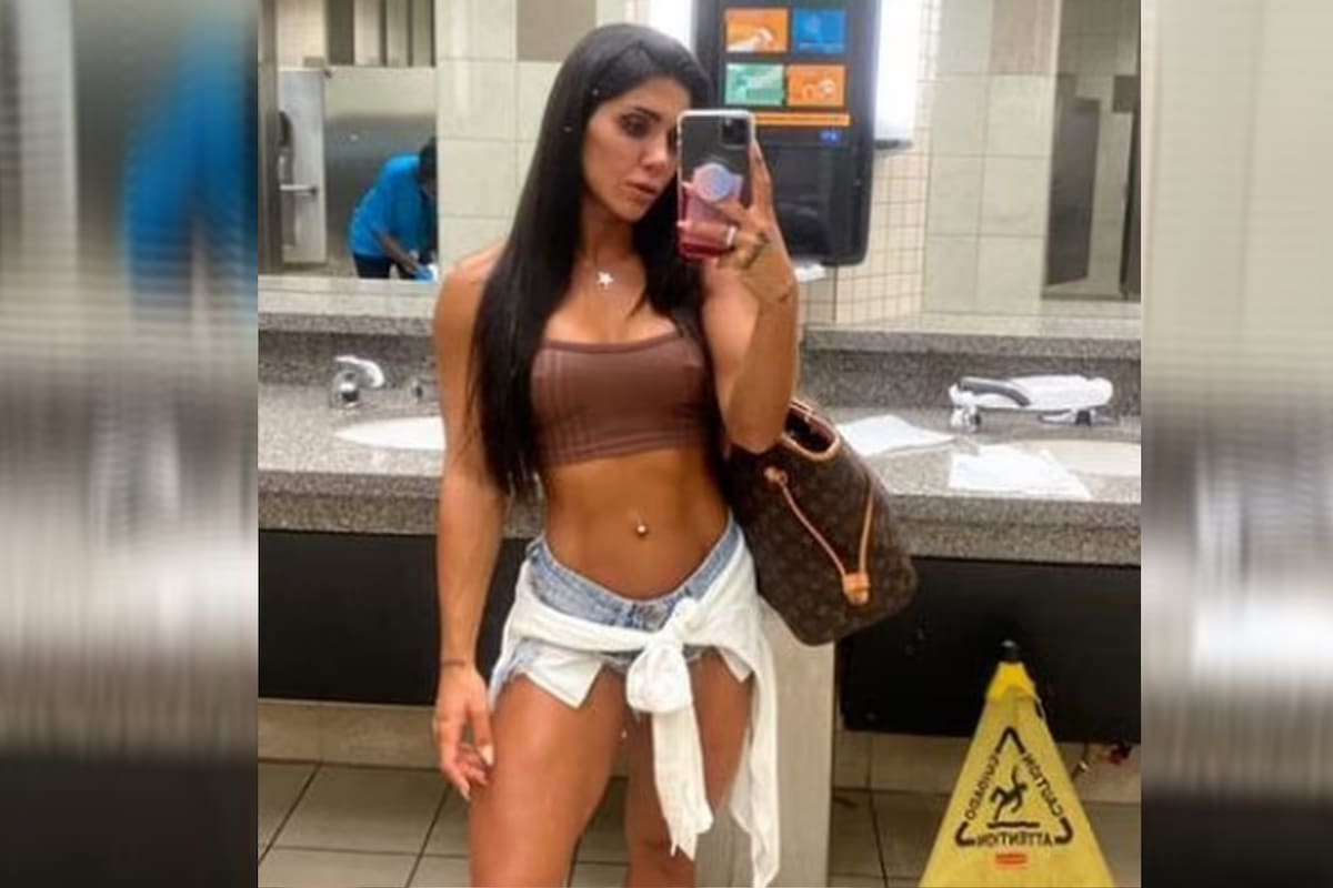 La joven no pudo viajar en avión por su atuendo, incluía un short de jean y un crop top marrón