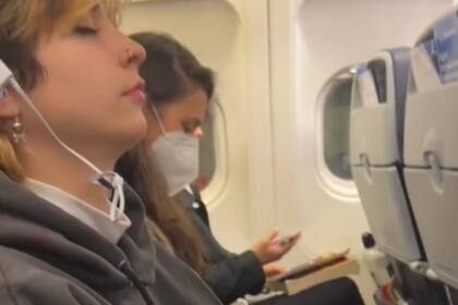 La joven parecía descansar plácidamente pero el detalle llamativo estaba en su teléfono celular