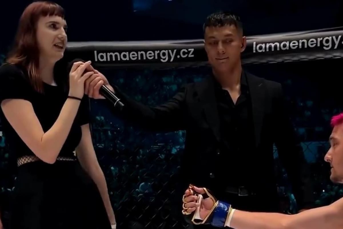 La joven pareja del luchador lo rechazó luego de éste fuera derrotado en un enfrentamiento donde era favorito