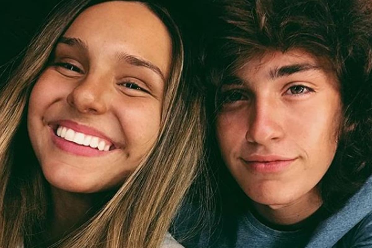 La joven pareja disfruta de unas vacaciones en familia