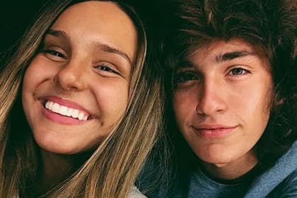 La joven pareja disfruta de unas vacaciones en familia