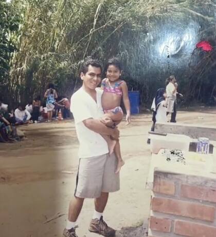La joven peruana compartió también en TikTok algunas imágenes de ella y su papá cuando era pequeña