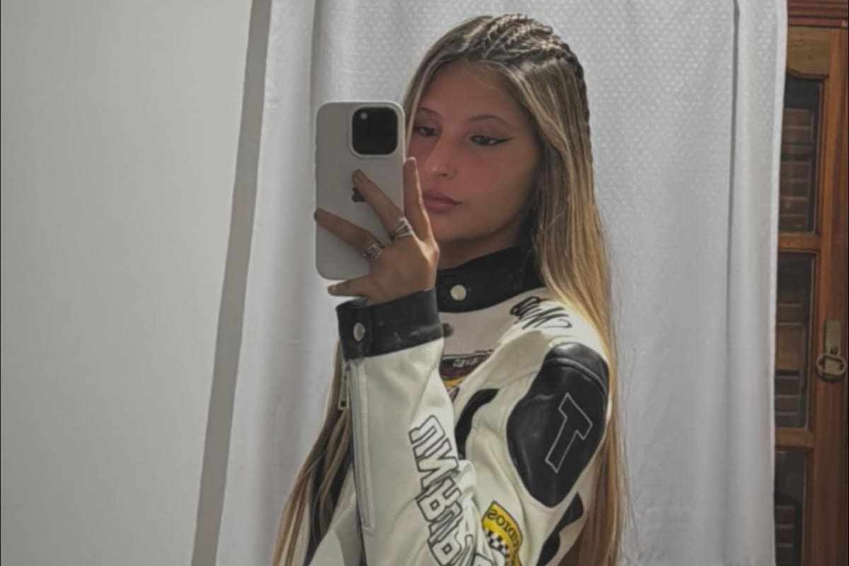 La joven posaba en sus redes sociales con una campera típica de los fanáticos del automovilismo
