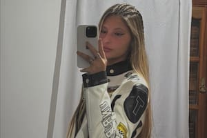 La joven posaba en sus redes sociales con una campera típica de los fanáticos del automovilismo