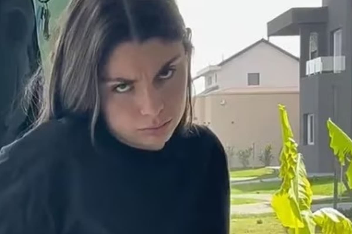 La joven reacción inesperadamente tras no recibir un regalo que esperaba