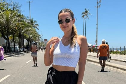 La joven santiagueña fue acusada de realizar comentarios y gestos racistas contra el personal de un bar en Brasil