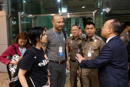 La joven saudita Rahaf Mohammed al-Qunun es recibida por las autoridades de inmigración tailandesas en un hotel dentro del aeropuerto internacional de Bangkok.