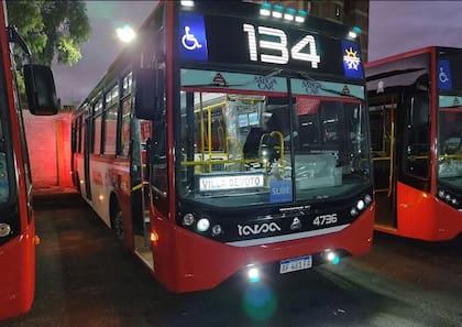 La joven se bajaba de un colectivo de la línea 134, cuando cayó sobre el asfalto y fue atropellada