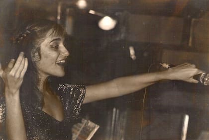 La joven Silvina cantando en 1984.